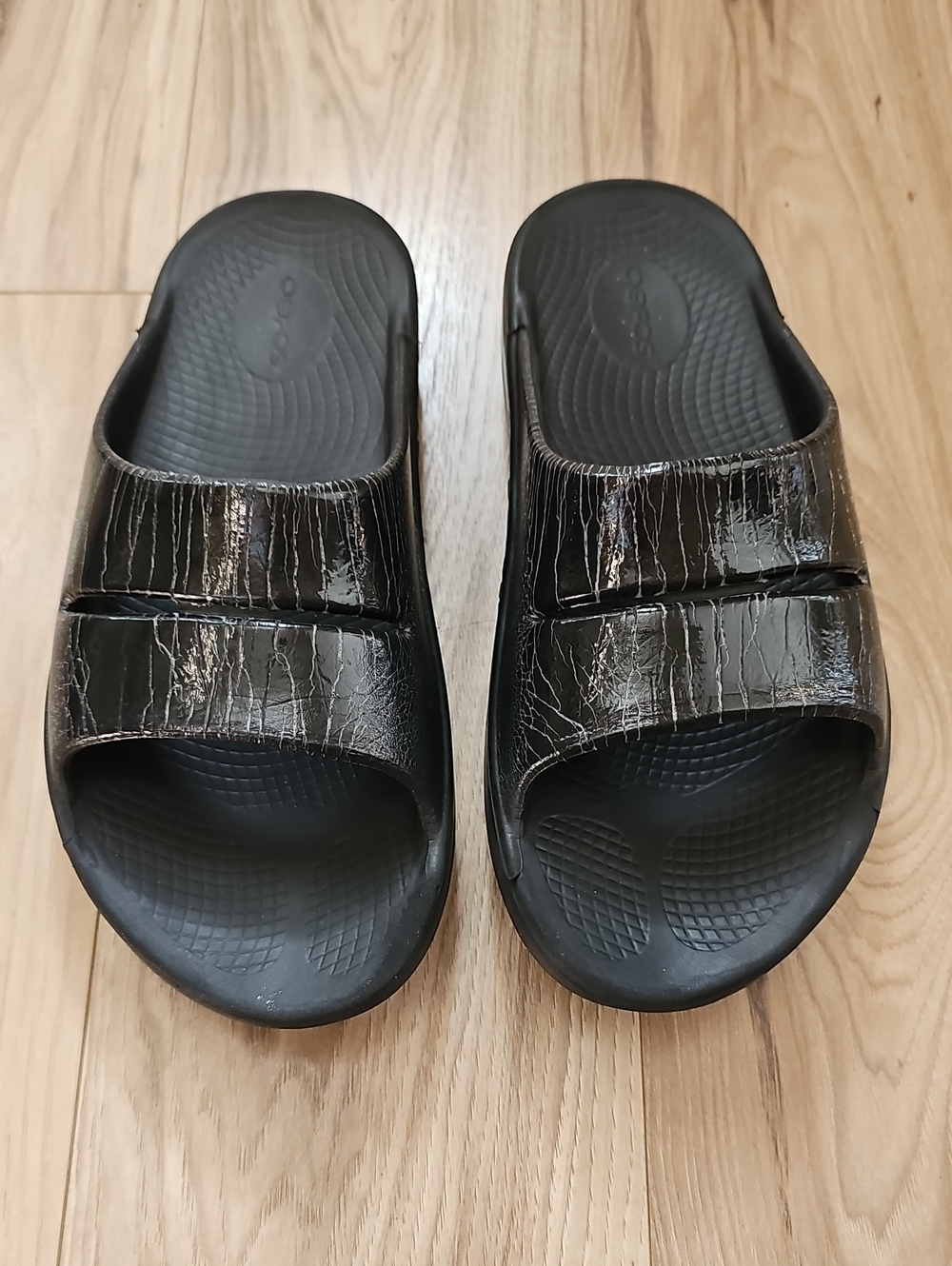 Oofos Black Unisex Crackled Pattern Slide Sandals Men(7) Womens (9)